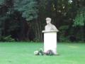 pardonnez la photo floue mais avec underwood au volant ca bouge un peu :D sinon nous aurions du deviner la statue du g&eacute;n&eacute;ral leclerc !